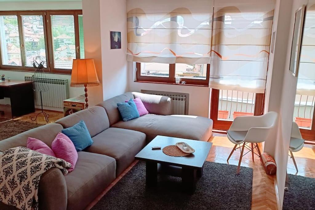 Spacious Condo Near Bascarsija - Free Parking Sarajevo Bagian luar foto