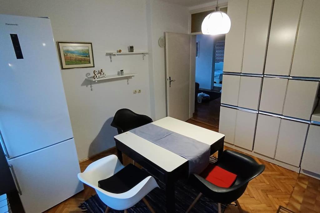 Spacious Condo Near Bascarsija - Free Parking Sarajevo Bagian luar foto